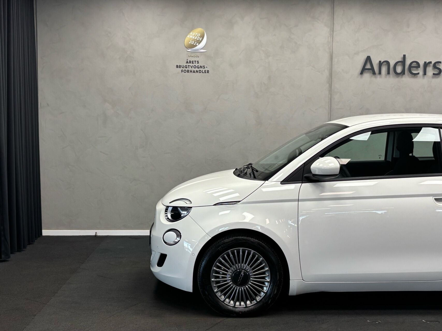 Hvid Fiat 500e fra 2023