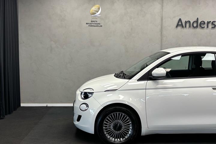 Hvid Fiat 500e fra 2023