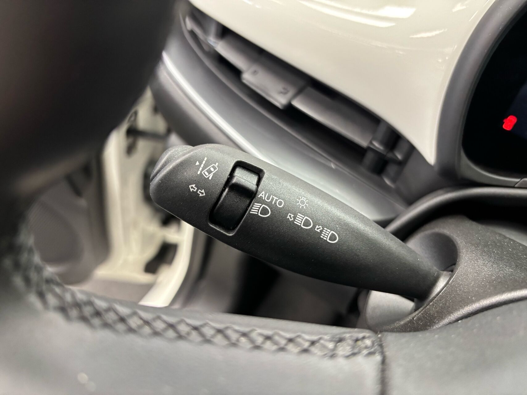Hvid Fiat 500e fra 2023