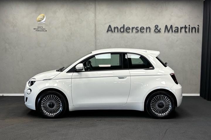 Hvid Fiat 500e fra 2023