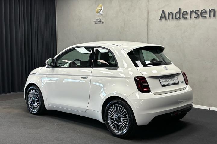 Hvid Fiat 500e fra 2023