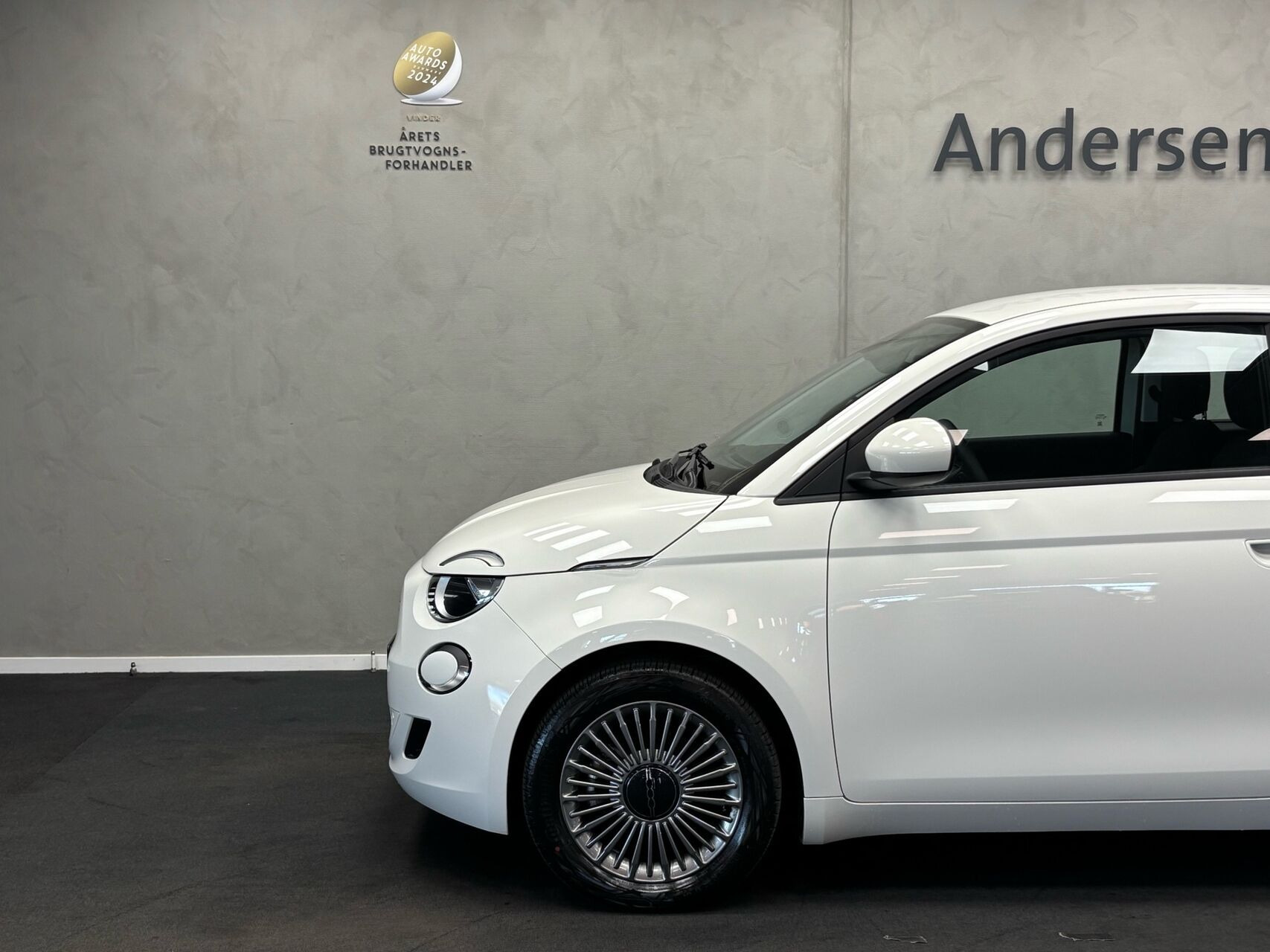 Hvid Fiat 500e fra 2023