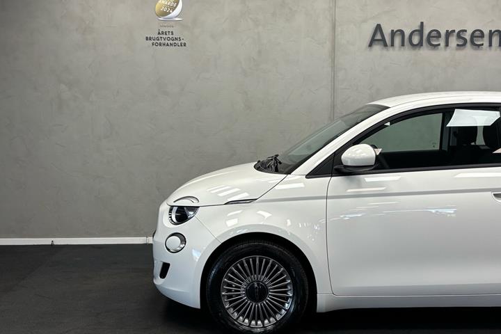 Hvid Fiat 500e fra 2023