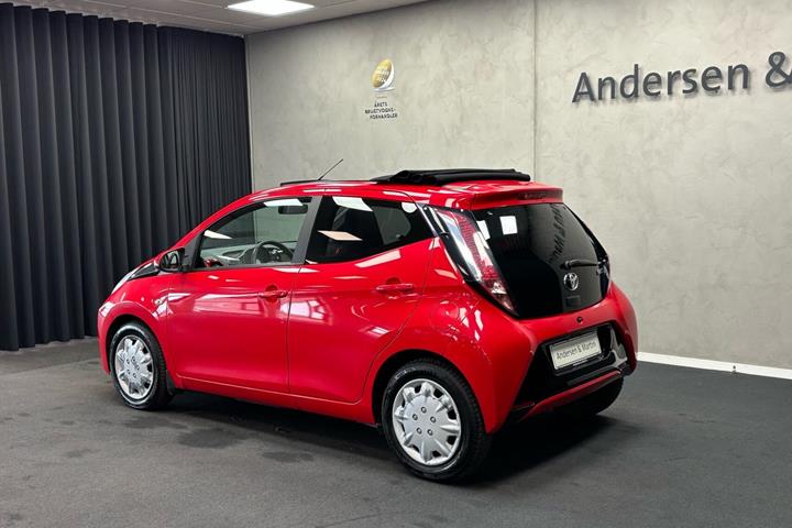 Rød Toyota Aygo fra 2015