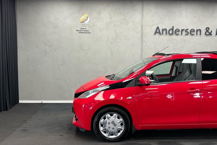 Rød Toyota Aygo fra 2015