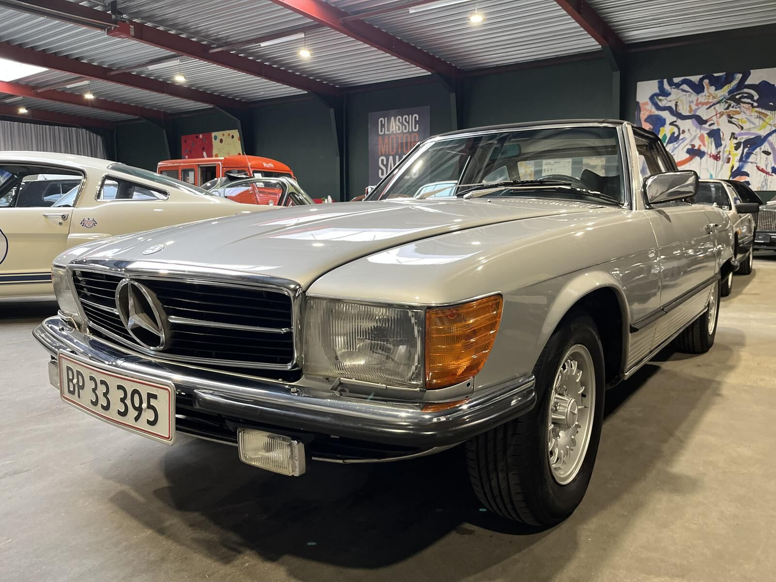 Sølv Mercedes SL350 fra 1979