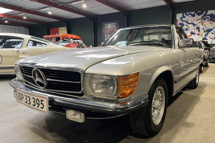 Sølv Mercedes SL350 fra 1979