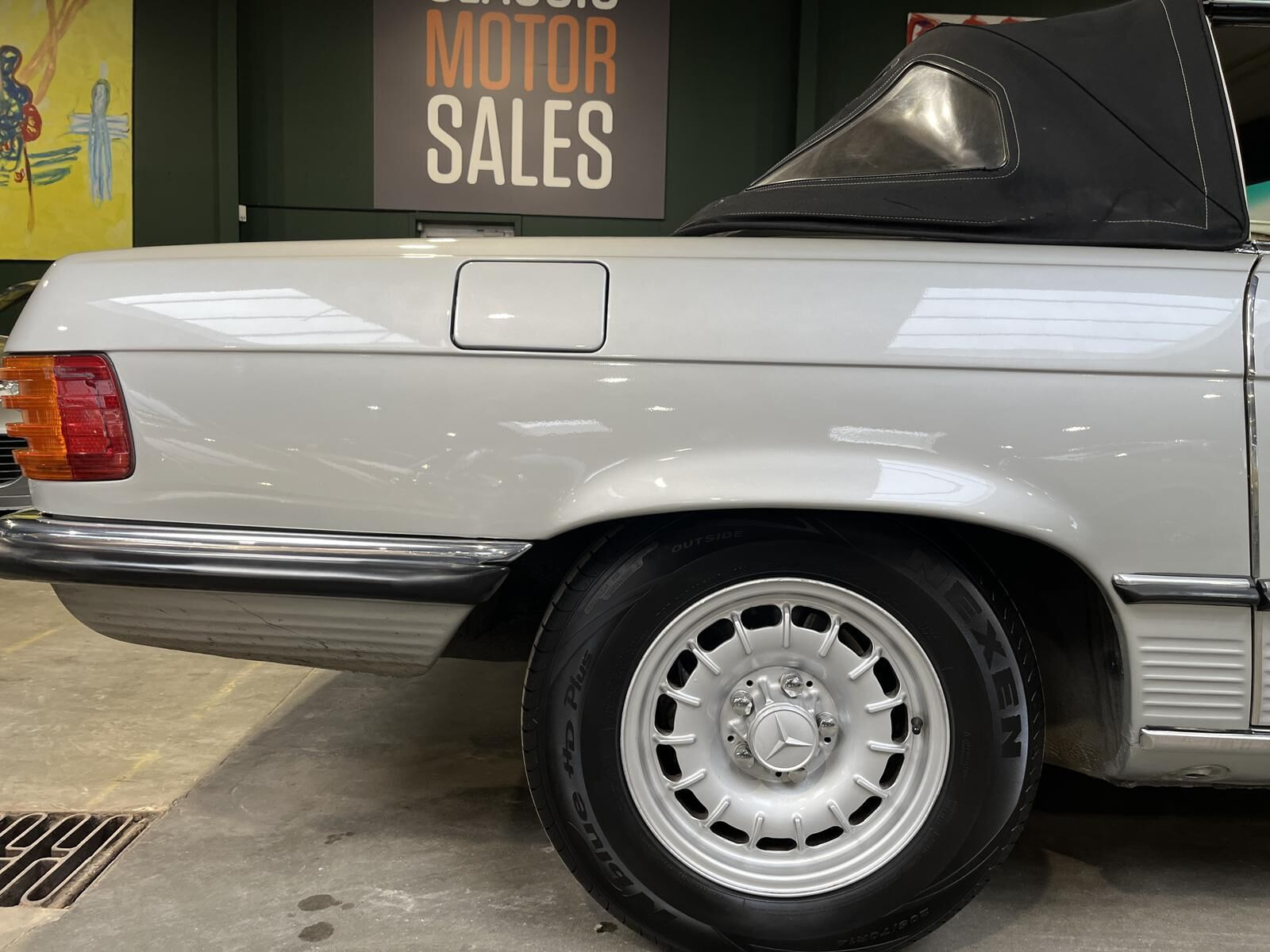 Sølv Mercedes SL350 fra 1979