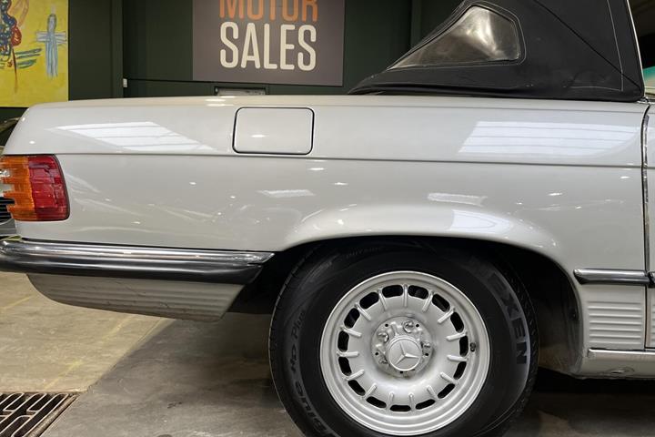 Sølv Mercedes SL350 fra 1979