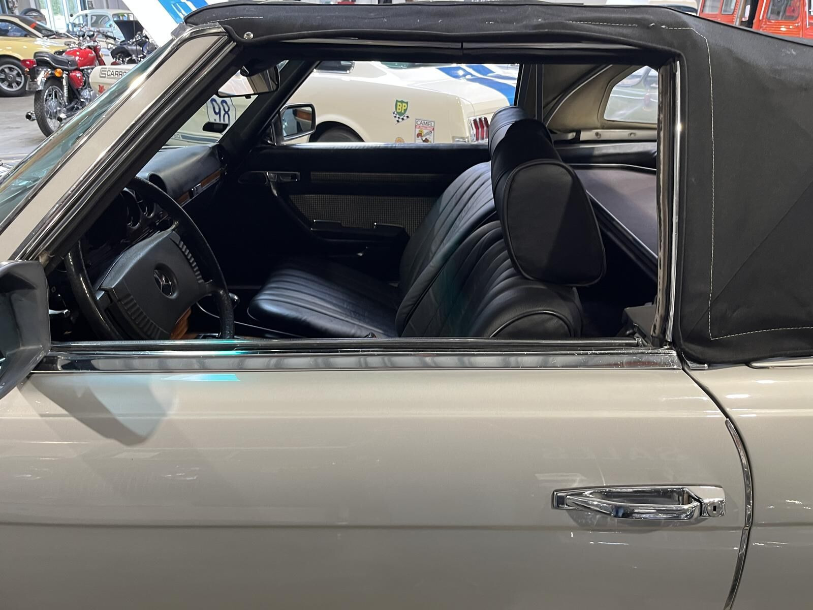 Sølv Mercedes SL350 fra 1979