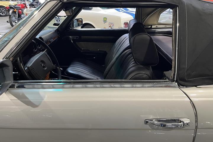 Sølv Mercedes SL350 fra 1979