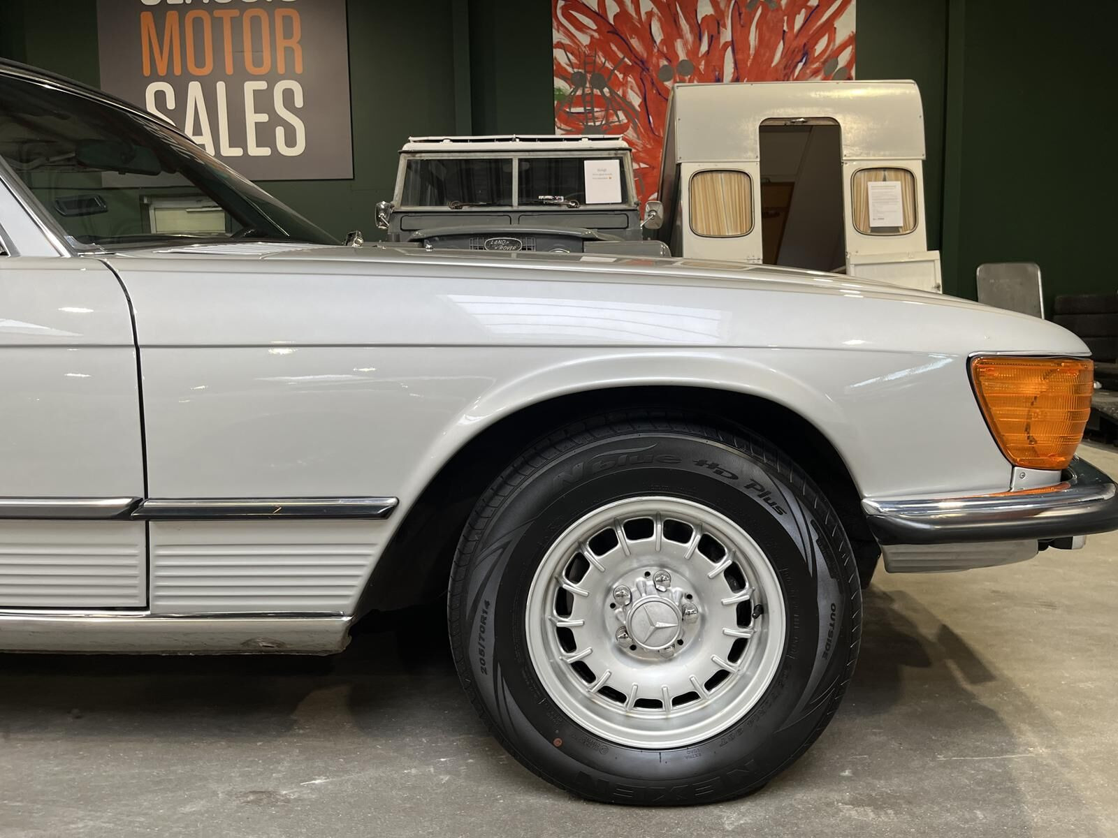 Sølv Mercedes SL350 fra 1979
