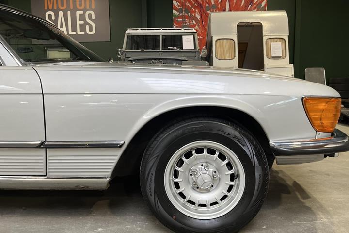 Sølv Mercedes SL350 fra 1979