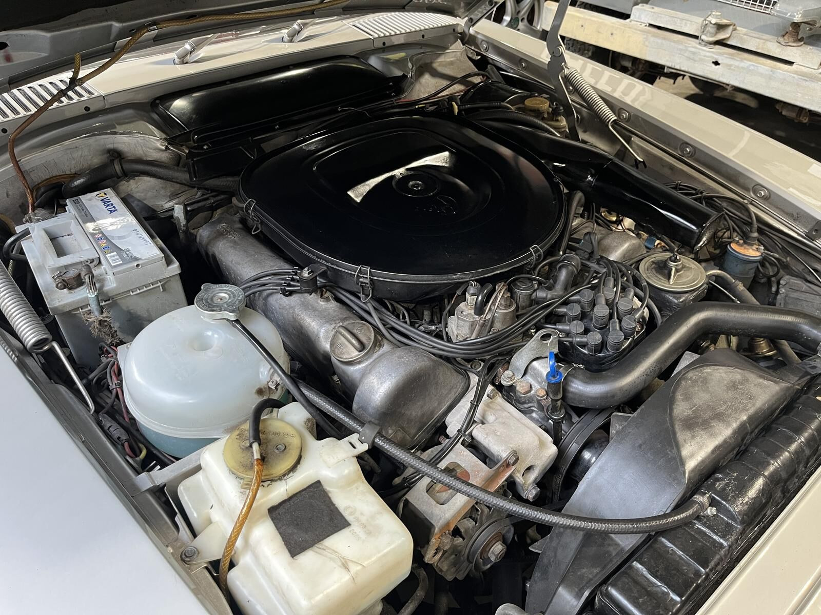Sølv Mercedes SL350 fra 1979