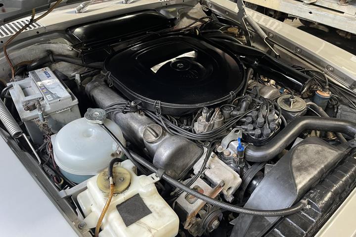 Sølv Mercedes SL350 fra 1979