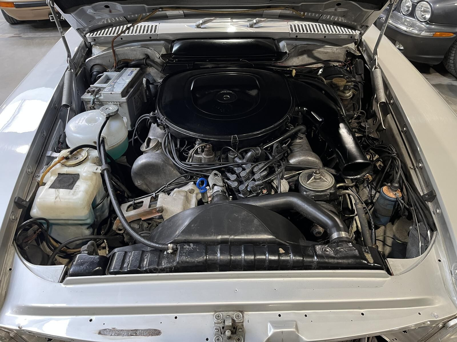 Sølv Mercedes SL350 fra 1979
