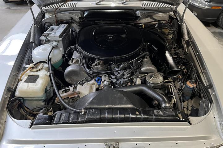 Sølv Mercedes SL350 fra 1979