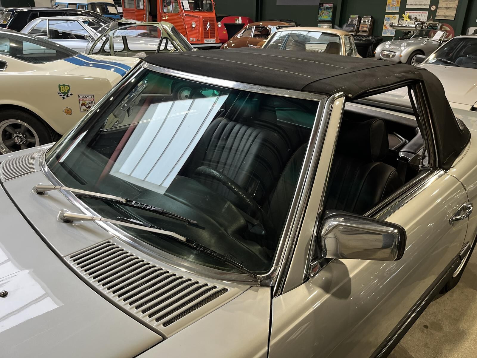 Sølv Mercedes SL350 fra 1979