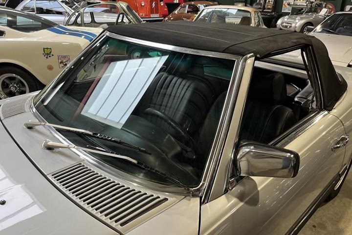 Sølv Mercedes SL350 fra 1979