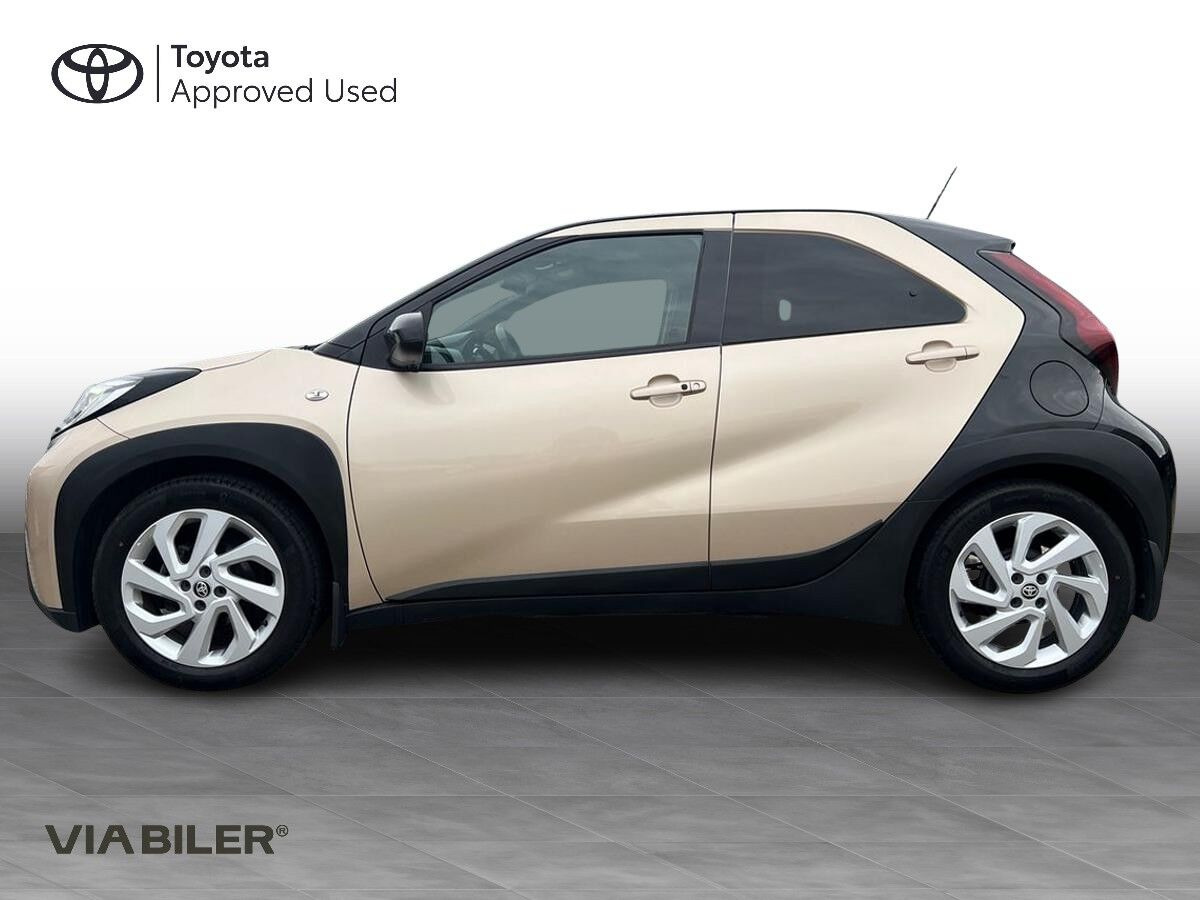 Beige Toyota Aygo X fra 2022