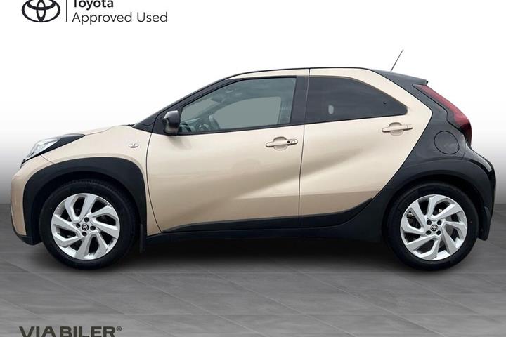 Beige Toyota Aygo X fra 2022