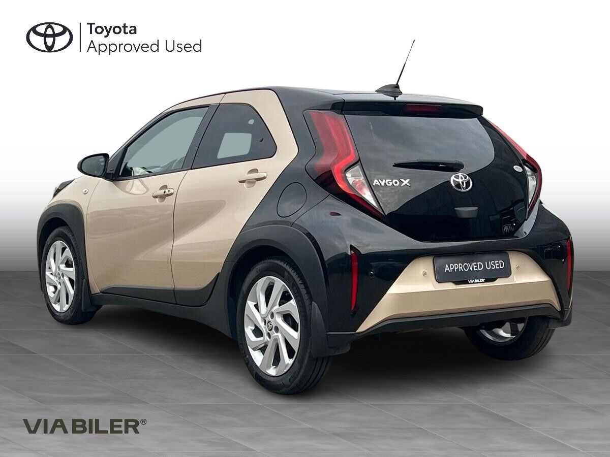 Beige Toyota Aygo X fra 2022