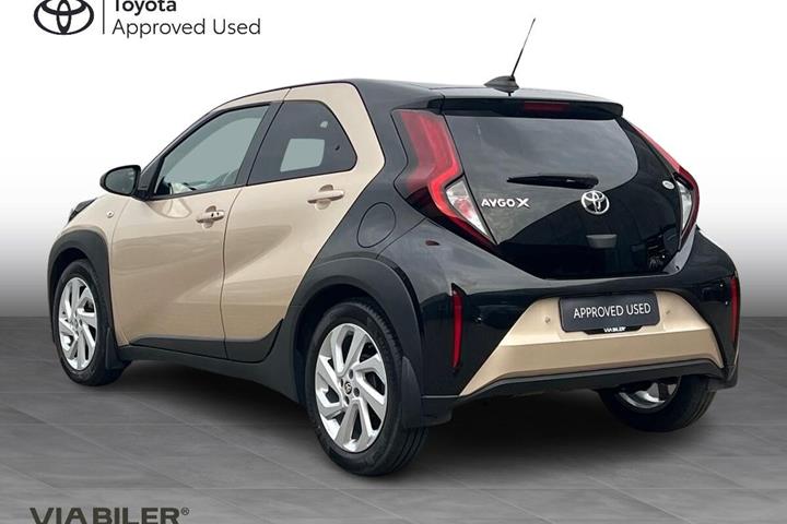 Beige Toyota Aygo X fra 2022