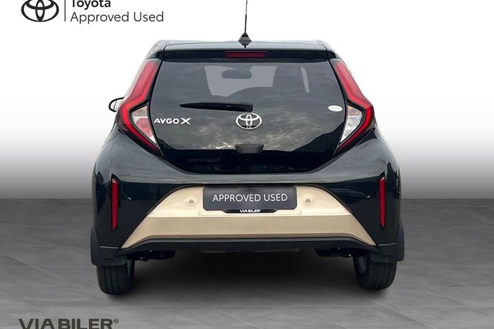 Beige Toyota Aygo X fra 2022