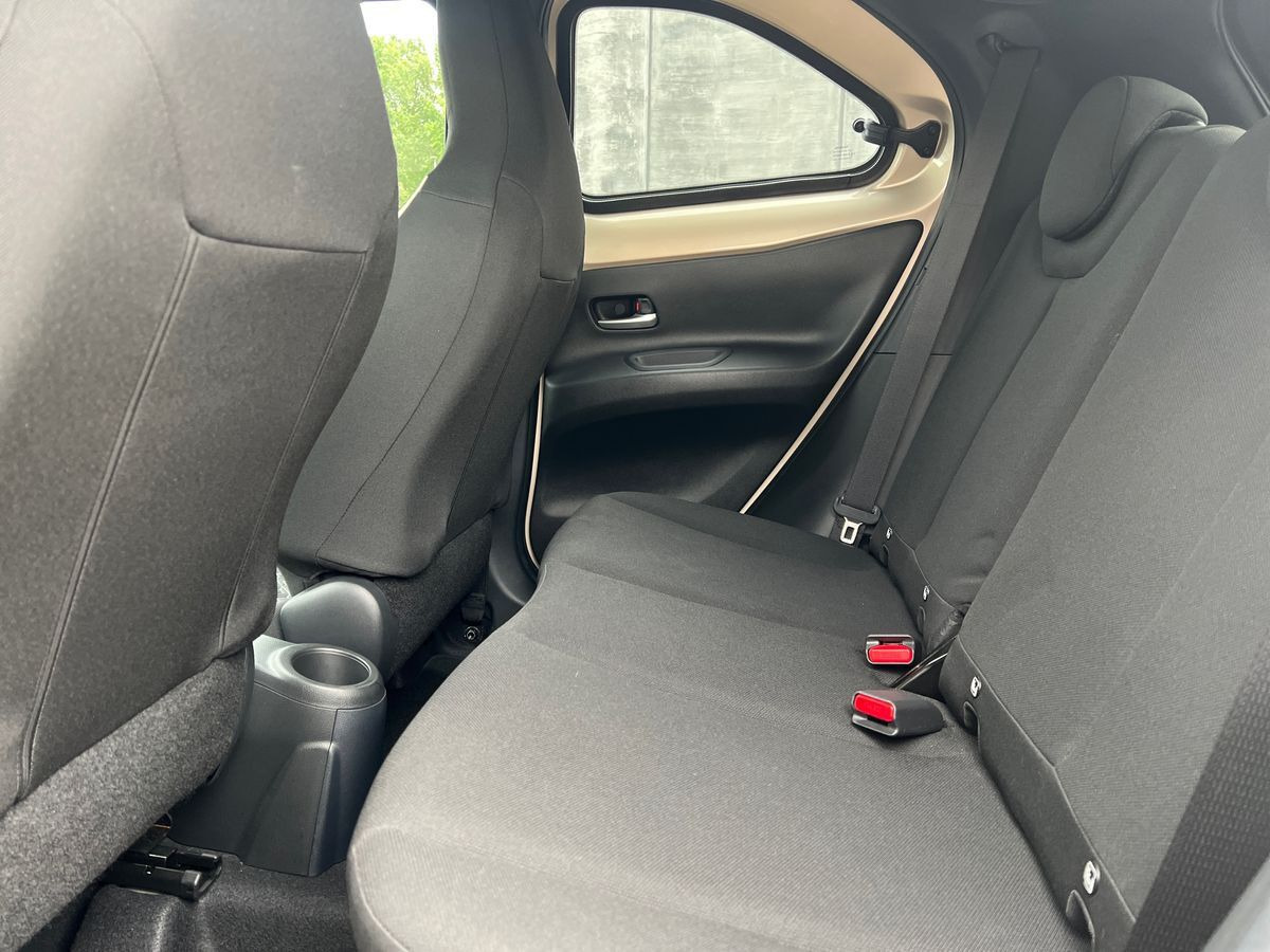 Beige Toyota Aygo X fra 2022