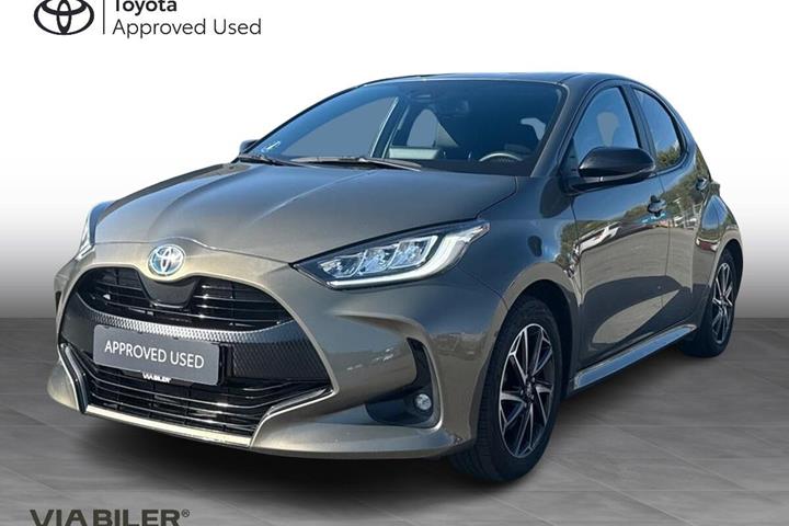 Bronze Toyota Yaris fra 2023 set udefra