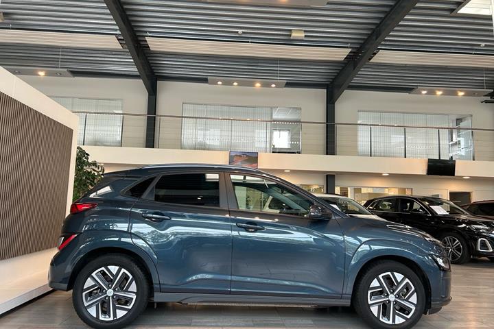 Grå Hyundai Kona fra 2022