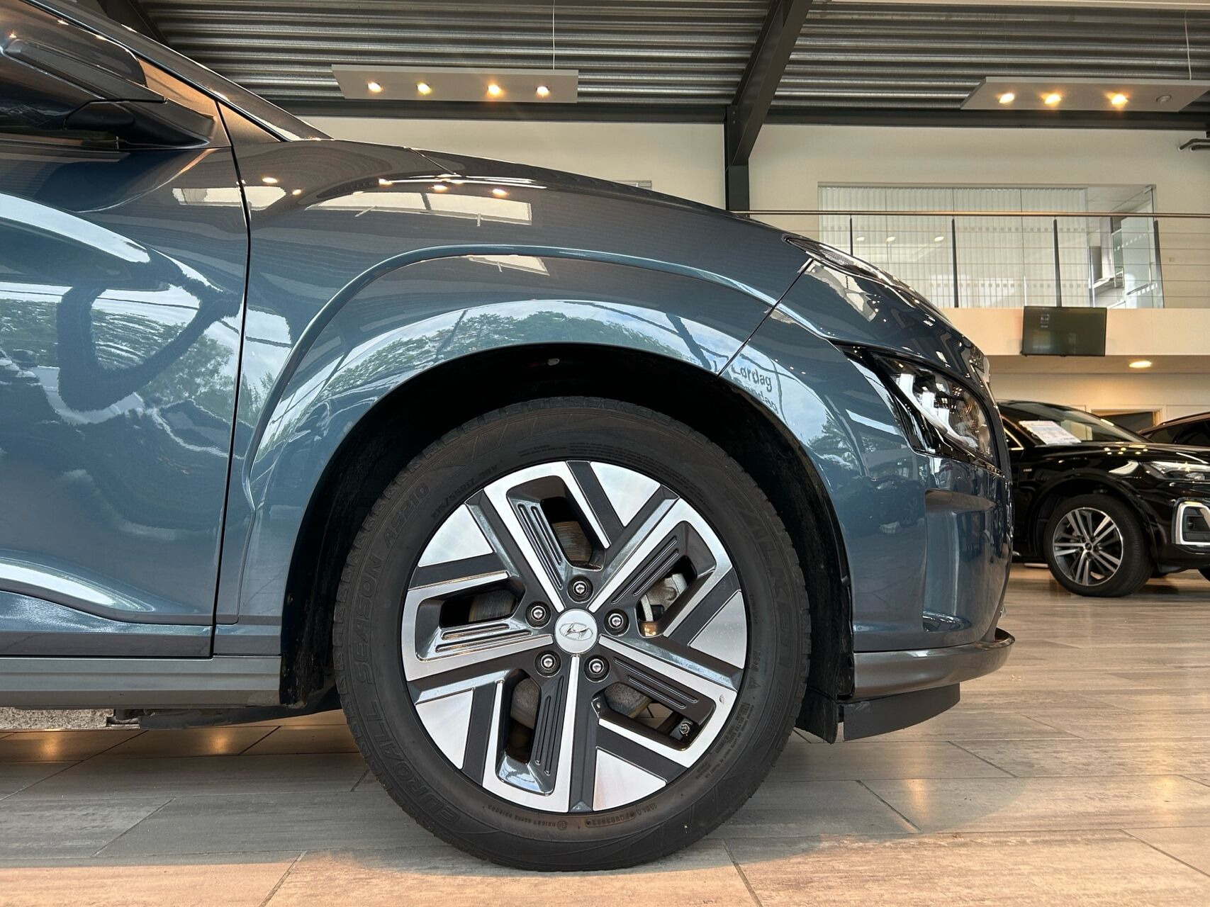 Grå Hyundai Kona fra 2022