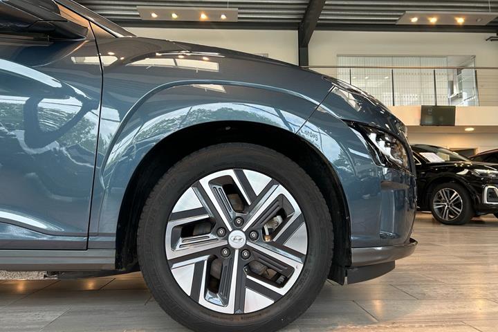 Grå Hyundai Kona fra 2022
