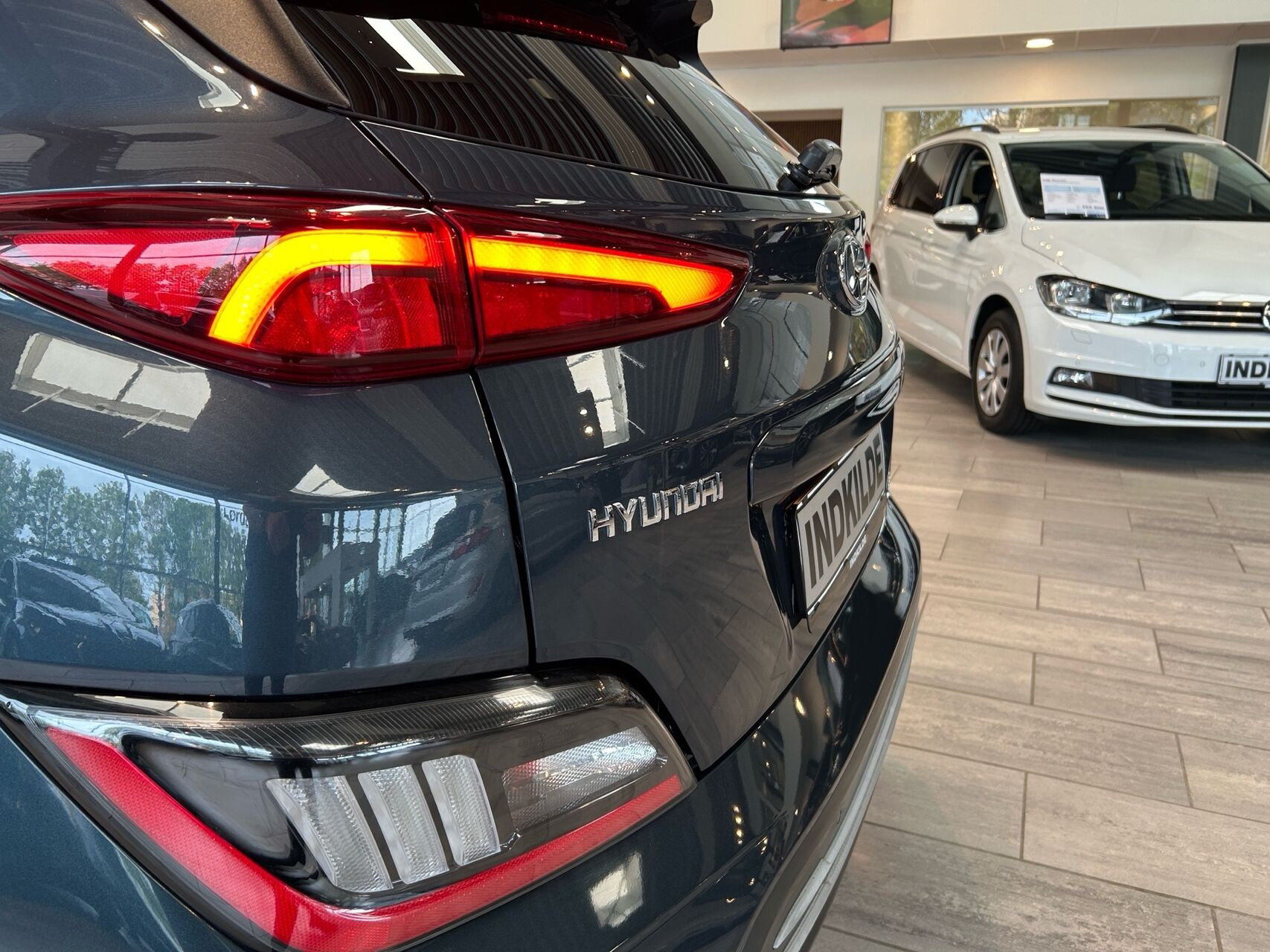 Grå Hyundai Kona fra 2022
