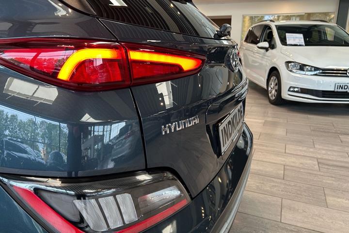 Grå Hyundai Kona fra 2022
