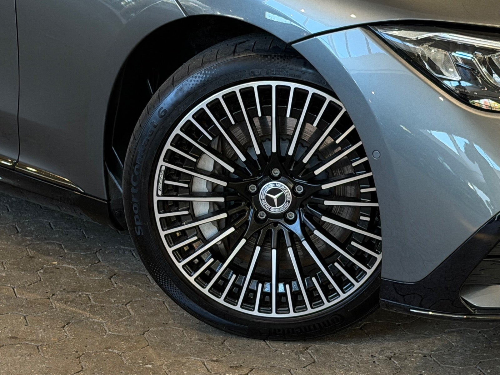 Grå Mercedes EQE350 fra 2024