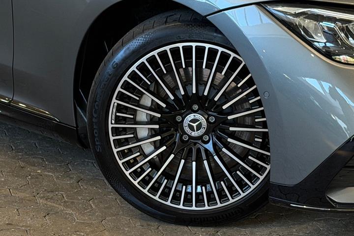 Grå Mercedes EQE350 fra 2024