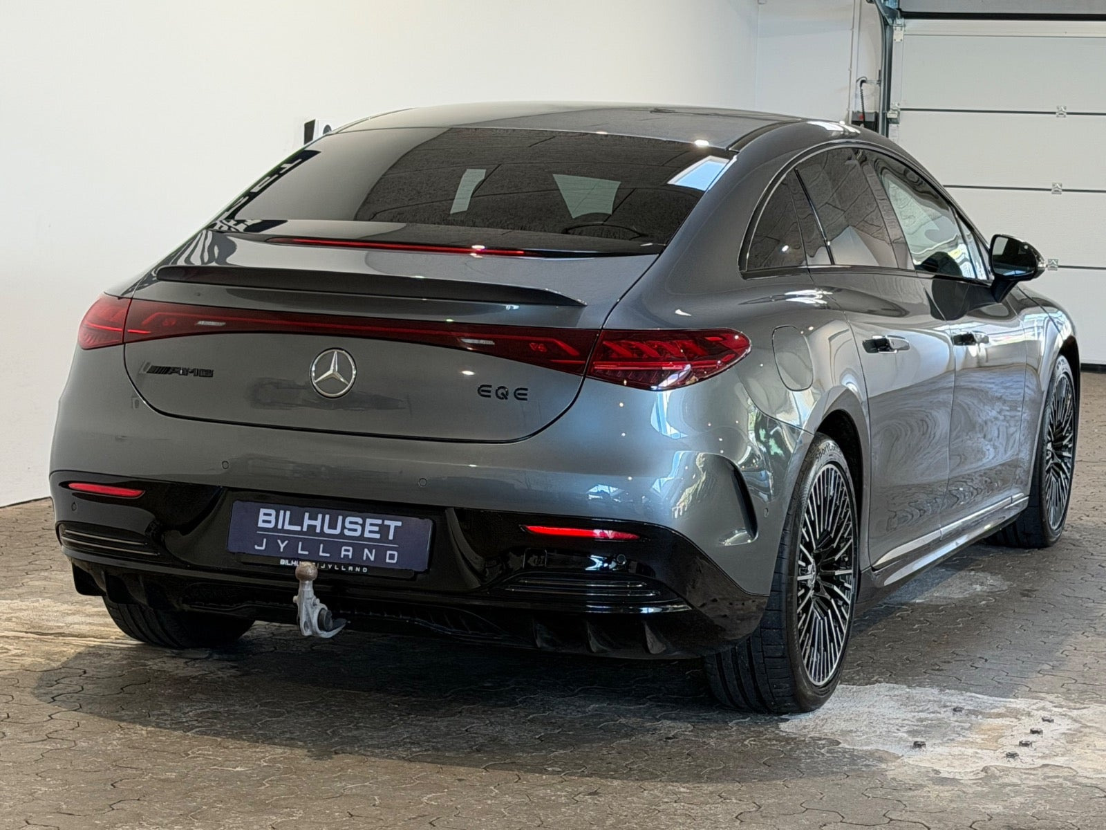 Grå Mercedes EQE350 fra 2024
