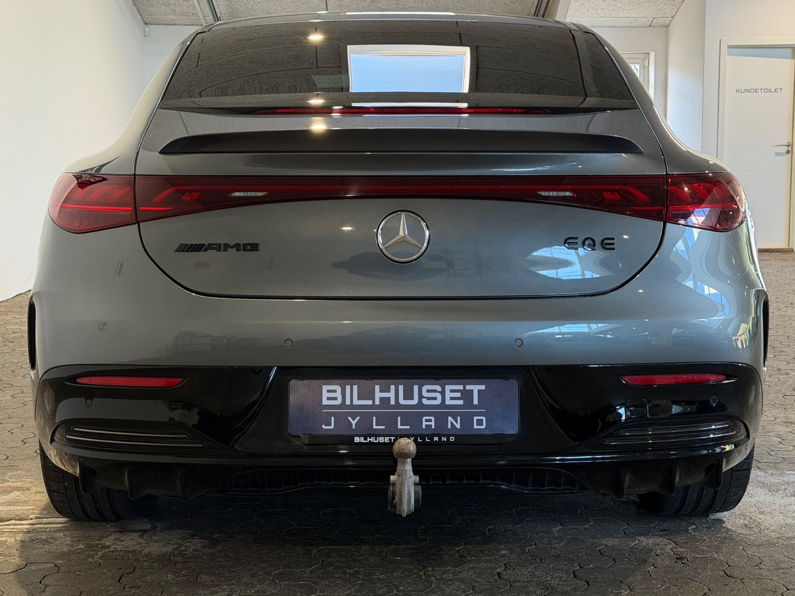 Grå Mercedes EQE350 fra 2024