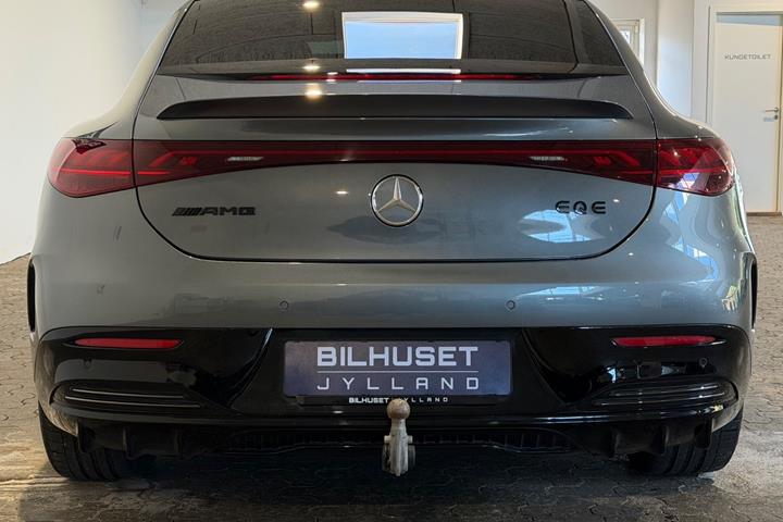Grå Mercedes EQE350 fra 2024