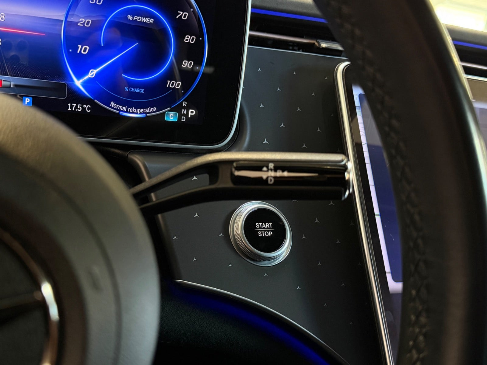 Grå Mercedes EQE350 fra 2024