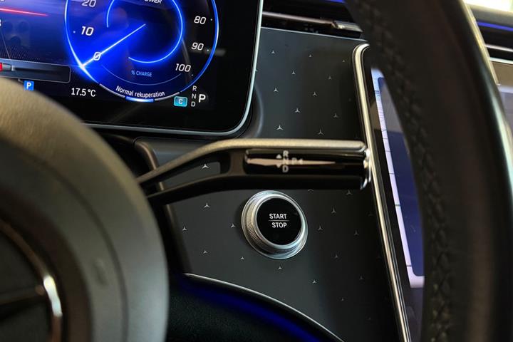 Grå Mercedes EQE350 fra 2024