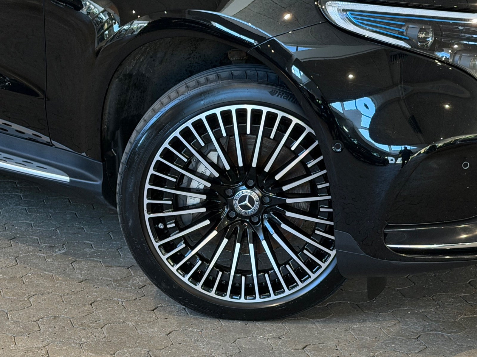 Sort Mercedes EQC400 fra 2023