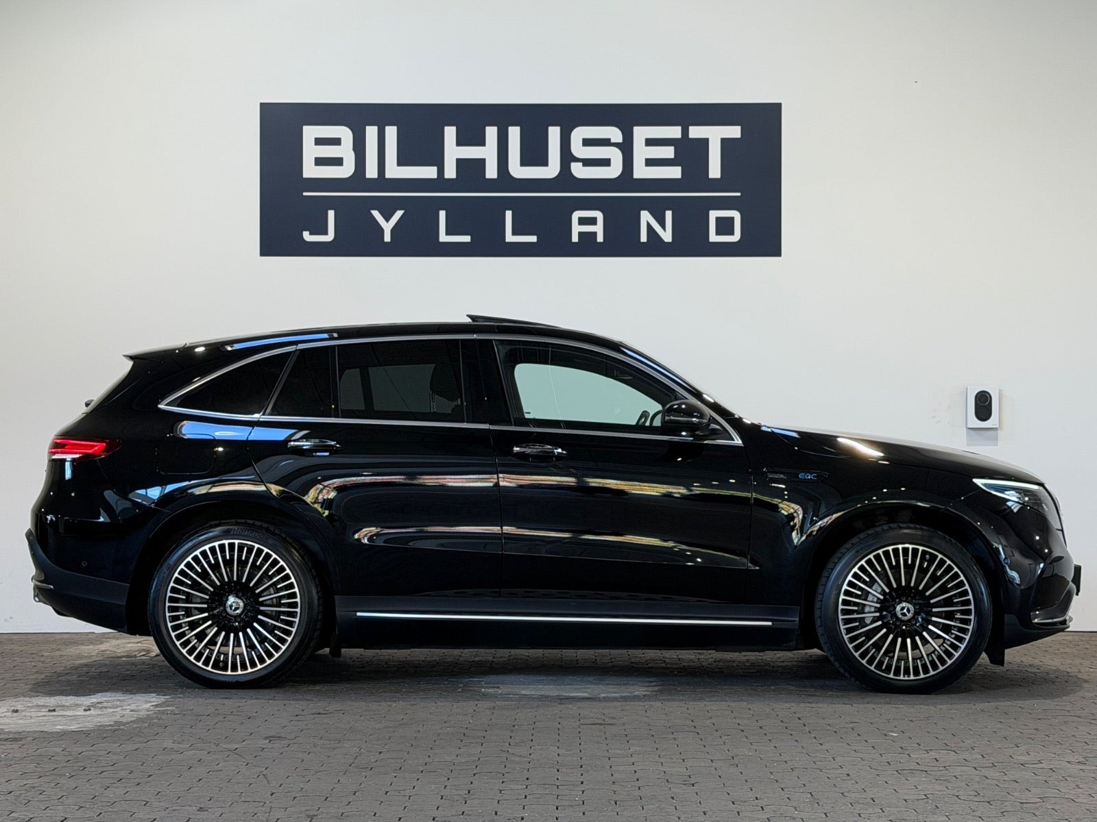 Sort Mercedes EQC400 fra 2023