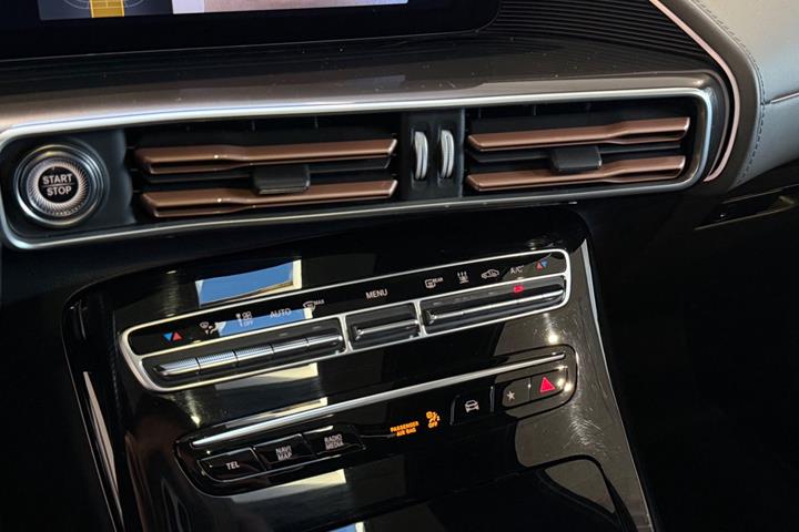 Sort Mercedes EQC400 fra 2023