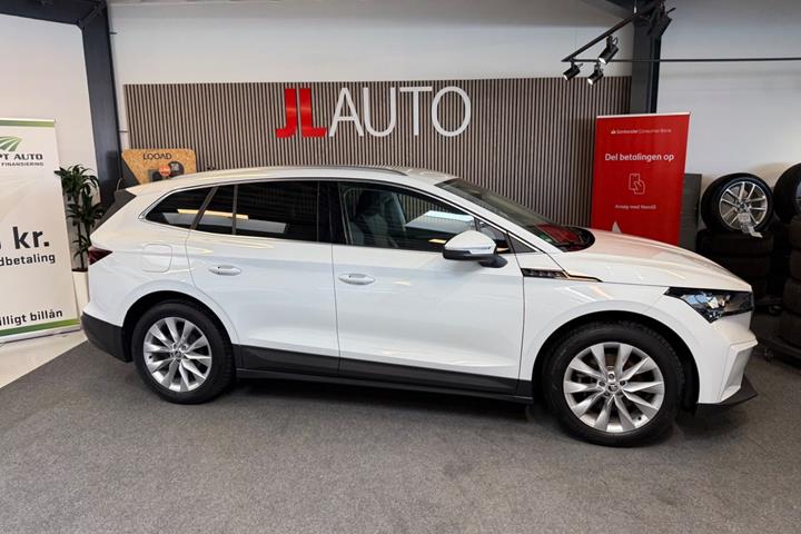 Hvid Skoda Enyaq fra 2023