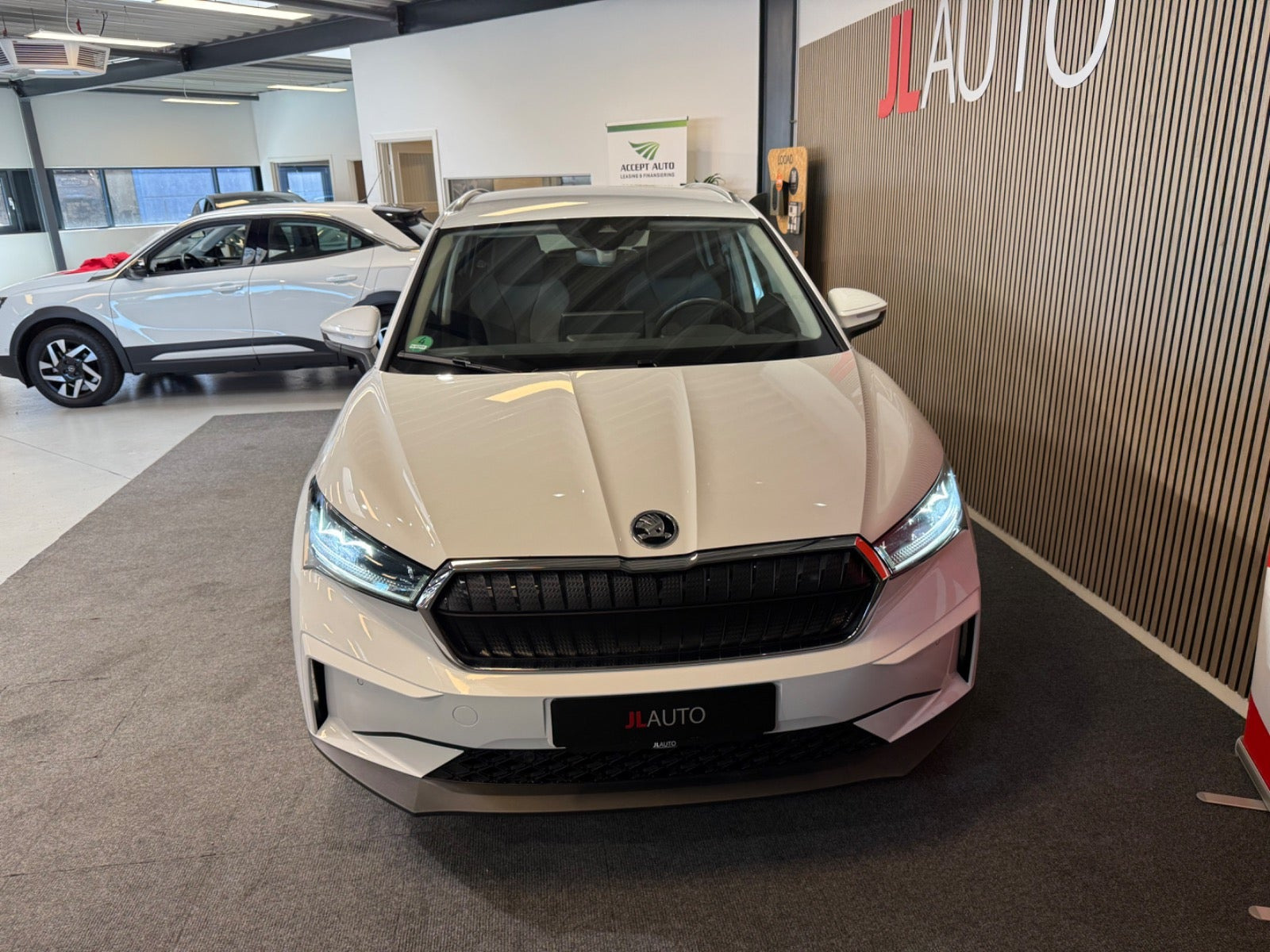 Hvid Skoda Enyaq fra 2023