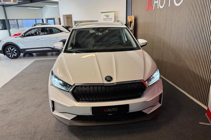 Hvid Skoda Enyaq fra 2023