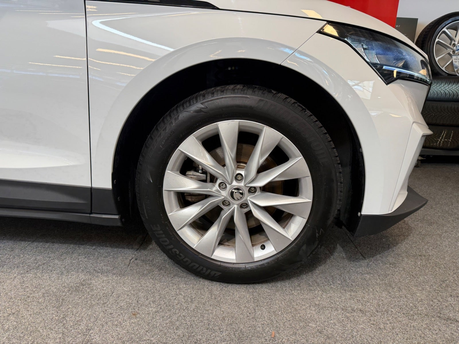 Hvid Skoda Enyaq fra 2023