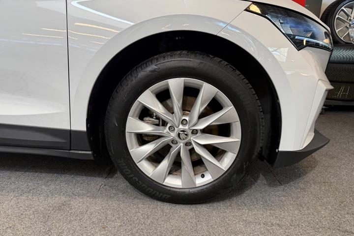 Hvid Skoda Enyaq fra 2023